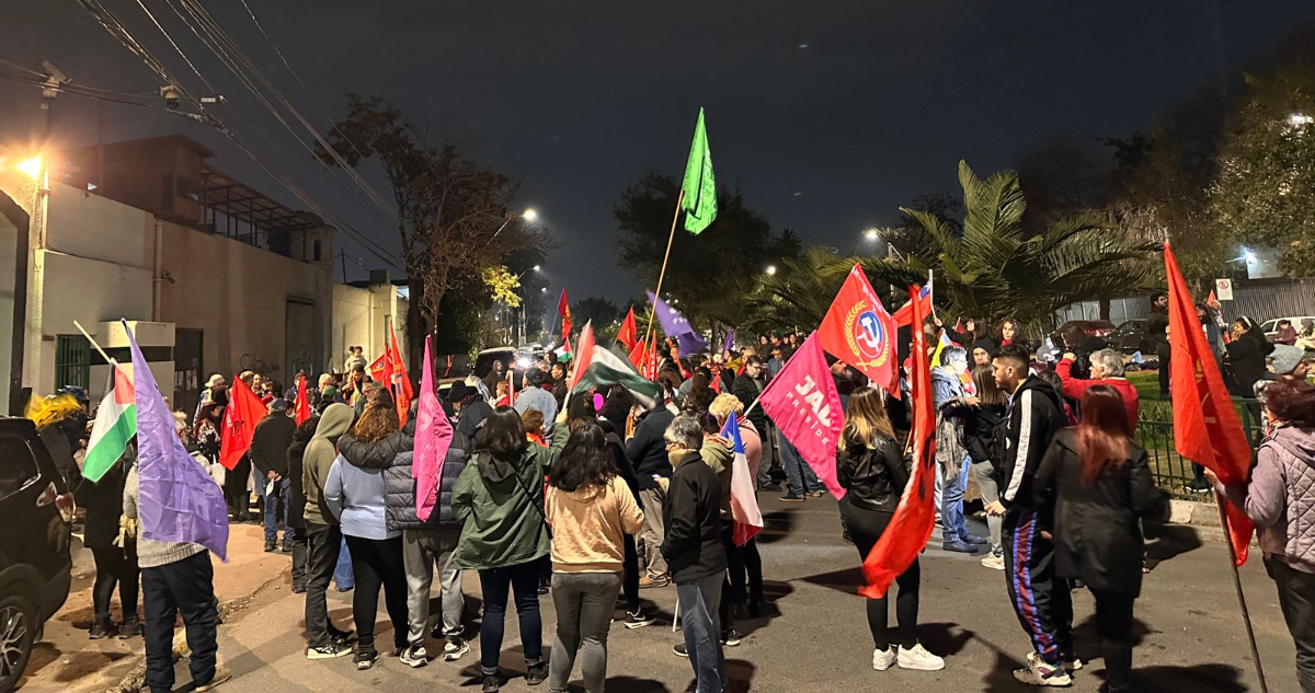 Adherentes del alcalde Jadue se manifiestan en el frontis del Centro de Justicia