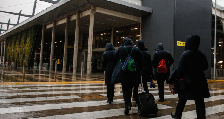 Detienen a taxistas que estafaban a turistas en Aeropuerto de Santiago: cobrarían hasta 5 mil dólares