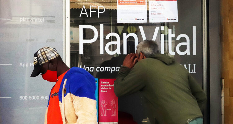 El Fisco tuvo que gastar US$585 millones en pagarle bono a los que quedaron con $0 en AFP tras retiros