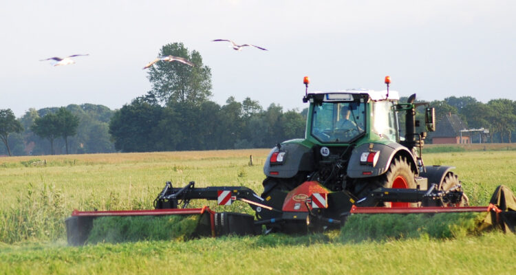 imagen contexto de un tractor agrícola