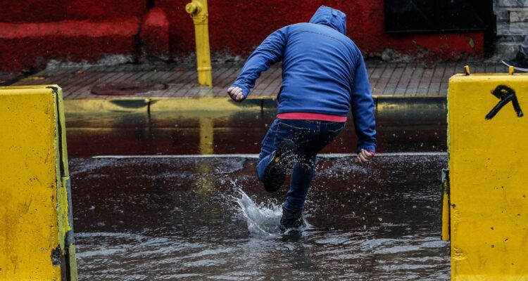 Alarma meteorológica para las regiones Metropolitana, Coquimbo, Valparaíso y O’Higgins por intensas lluvias sistema frontal y temporal.