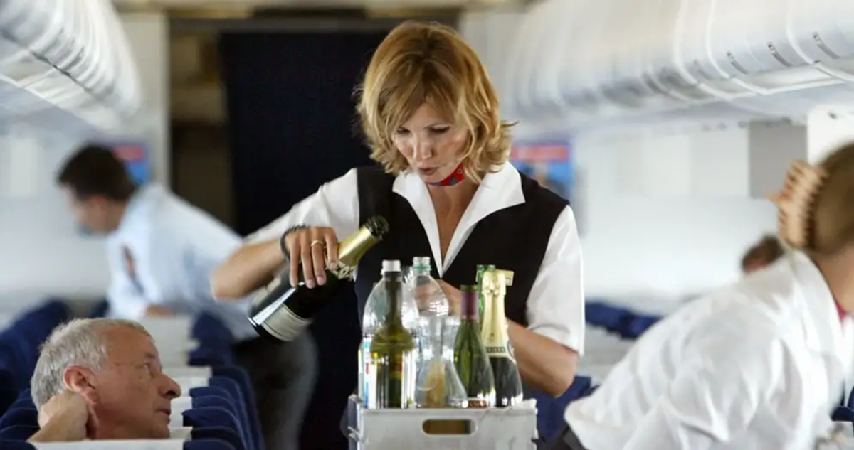 Una nueva investigación reveló que consumir alcohol antes de dormir en un avión puede ser más perjudicial para la salud de lo que se pensaba.