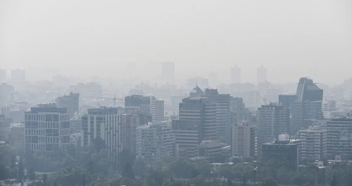 Contaminación no cede en la región Metropolitana: nuevamente hay Alerta Ambiental con restricción