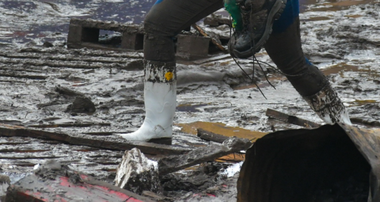 Foto de mujer por Alerta Roja por riesgo de desborde de Río Pichilo