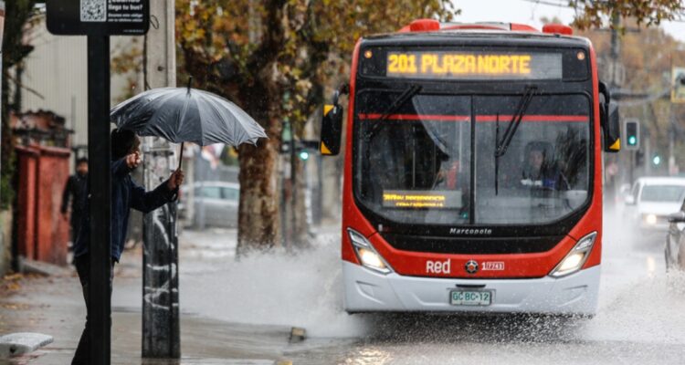 Alerta Temprana en la RM: caerían hasta 70 mm de lluvia, con viento y probabilidad de remoción en masa