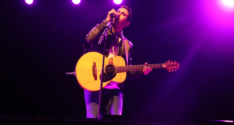 Con pedida de matrimonio y dedicatoria a fanática: así fue la presentación de Álex Ubago en Concepción