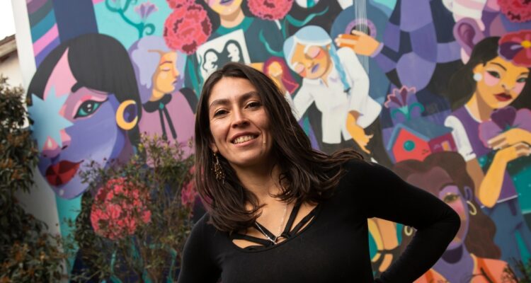 Anis: La muralista chilena que interviene Australia con obras sobre medioambiente y migración