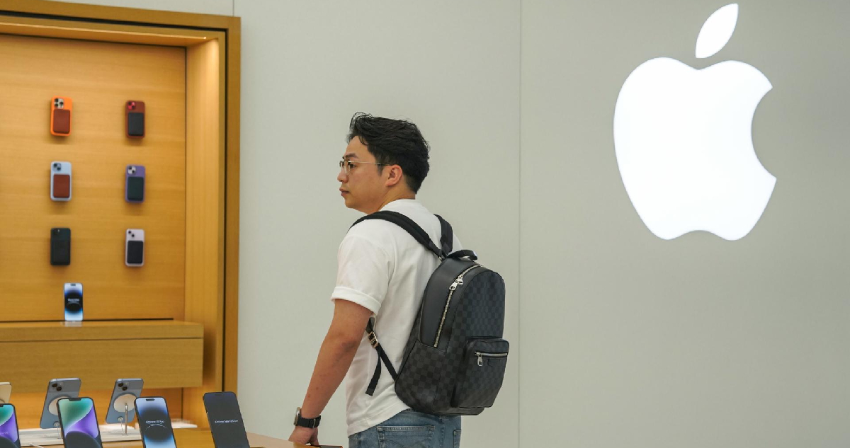 Un hombre camina en una tienda Apple en un centro comercial en Pekín (China), el 07 de septiembre de 2023.