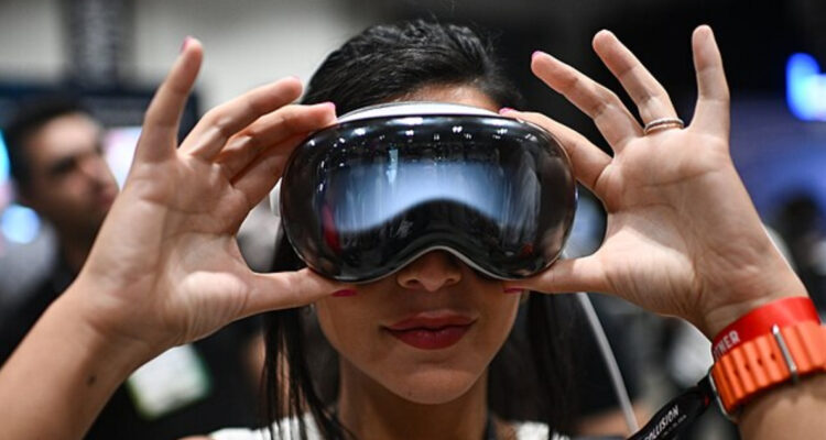 Mujer usando los lentes de realidad mixta Apple Vision Pro