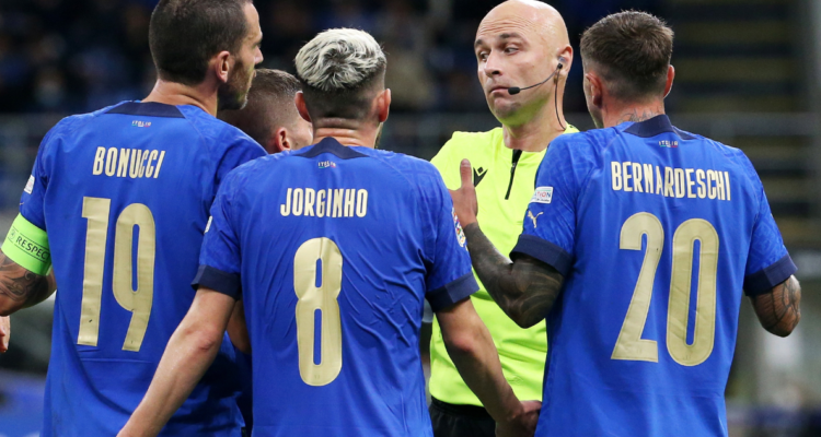 Amarilla por alegar: UEFA impone para la Eurocopa que sólo los capitanes puedan hablarle al árbitro