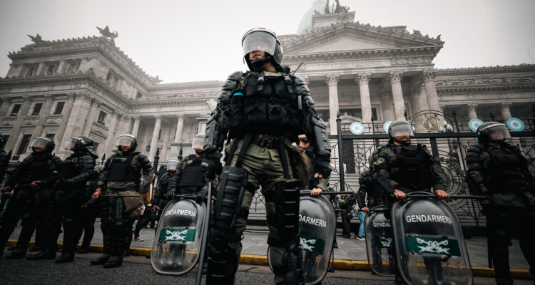 Policías custodian la entrada al senado durante el debate del miércoles