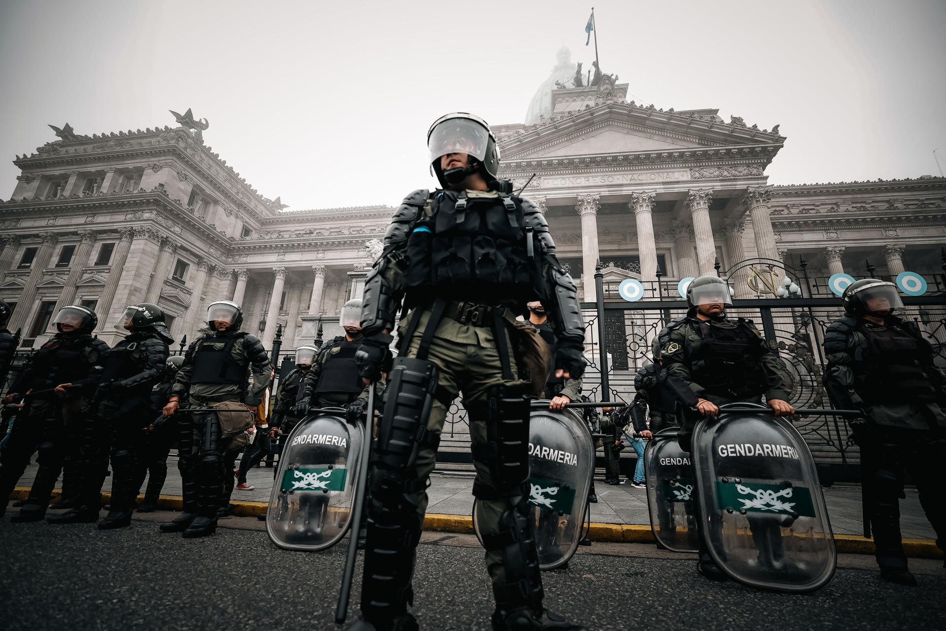Policías custodian la entrada al senado durante el debate del miércoles