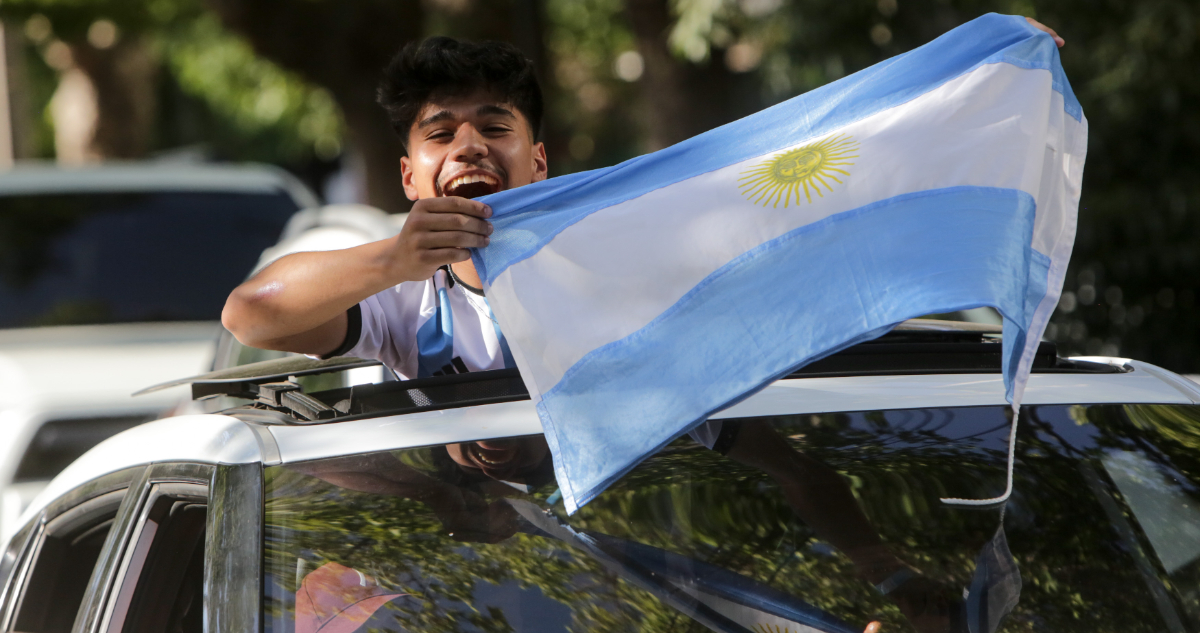 La masa de argentinos que llegaría este mes a Chile a comprar lo que ahora les cuesta más barato acá
