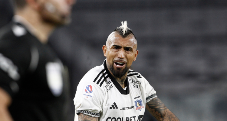 Arturo Vidal cargó contra los árbitros tras su expulsión en Copa Chile.