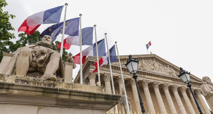 Banderas de Francia y de la Unión Europea ondean cerca de la Asamblea Nacional francesa en París, Francia, el 10 de junio de 2024.