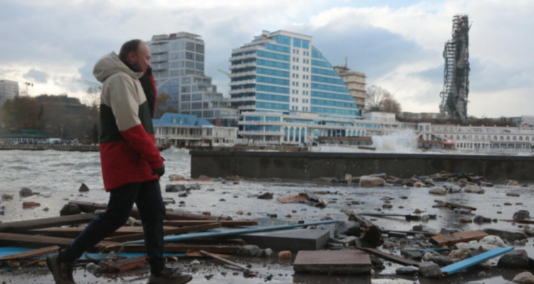 Foto de archivo. Un hombre camina por Sebastopol, en Crimea, el 27 de noviembre de 2023