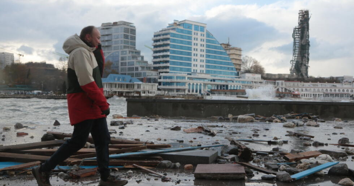 Foto de archivo. Un hombre camina por Sebastopol, en Crimea, el 27 de noviembre de 2023
