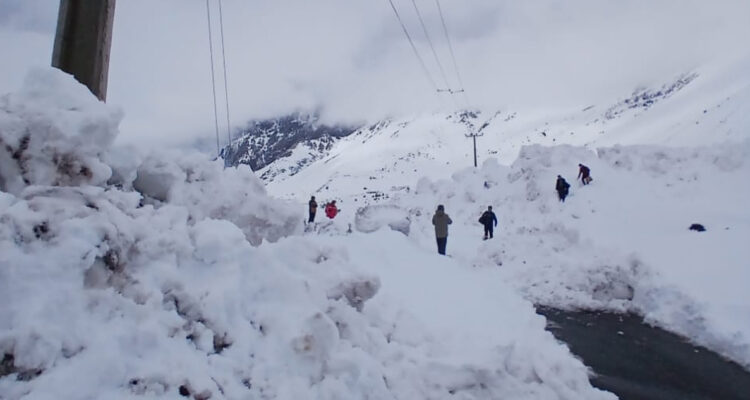 Evalúan condiciones climáticas para rescatar a 33 personas aisladas en Cajón del Maipo