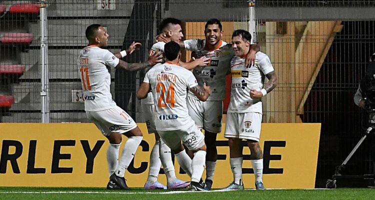 Bairon Monroy (al centro) dejó de ser jugador de Cobreloa.