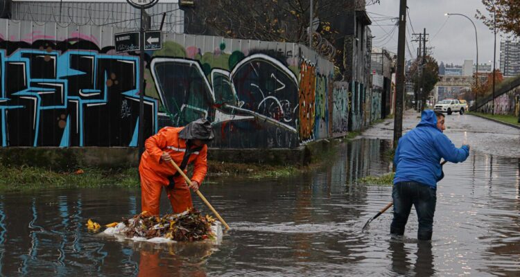 Calle Arturo Prat con Manuel Rodriguez, inundada producto de las intensas lluvias en el Gran Concepcion