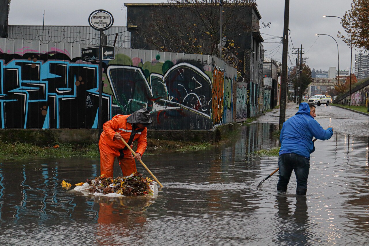Calle Arturo Prat con Manuel Rodriguez, inundada producto de las intensas lluvias en el Gran Concepcion