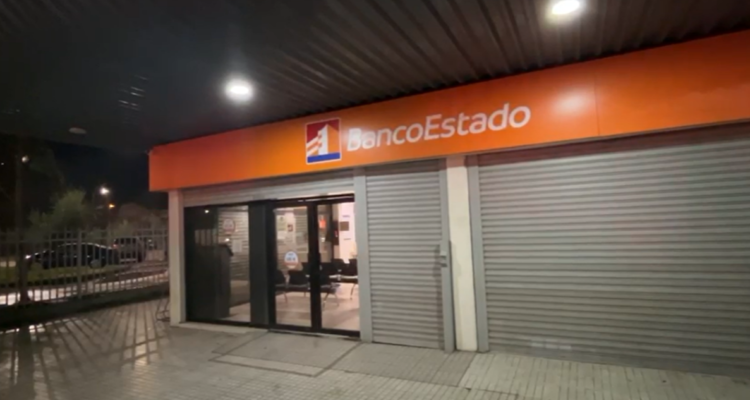 Delincuentes realizan forado para robar en BancoEstado de Maipú: se fueron con las manos vacías