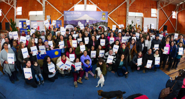 Fotografía de la entrega de actas de ratificación a familias de las cascadas