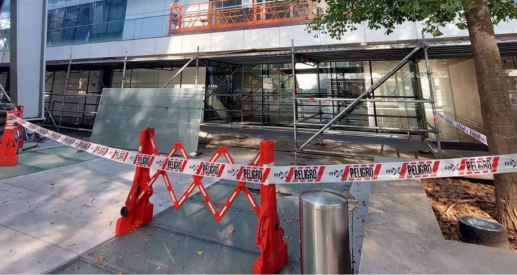 Sectores cerrados de Beauchef 851 por caída de vidrios | Cedida 