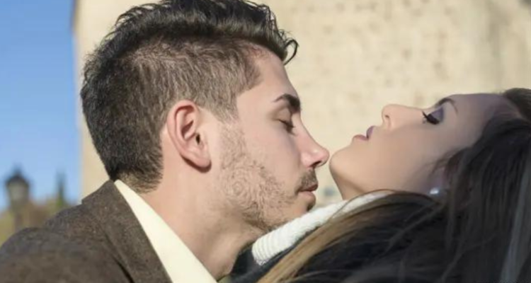 Tribunal Supremo de España por besos no consentidos