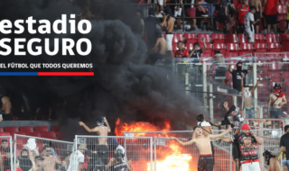 Hinchas de Colo-Colo incendiando el Estadio Nacional.