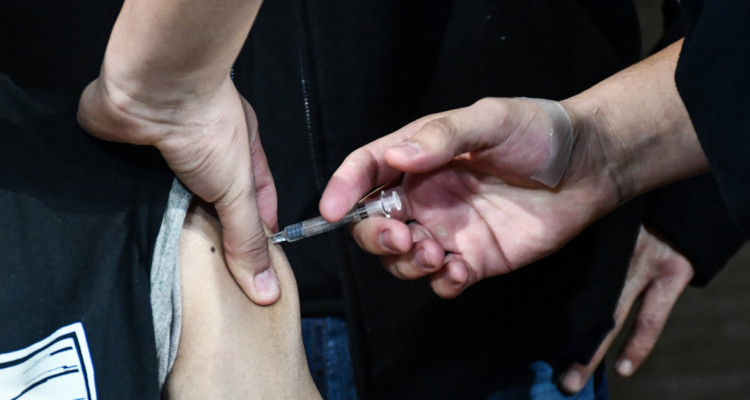 Persona inoculada por vacunación contra la influenza en el Bío Bío