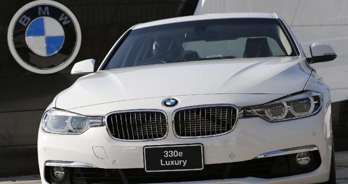 imagen archivo de un vehículo híbrido de BMW