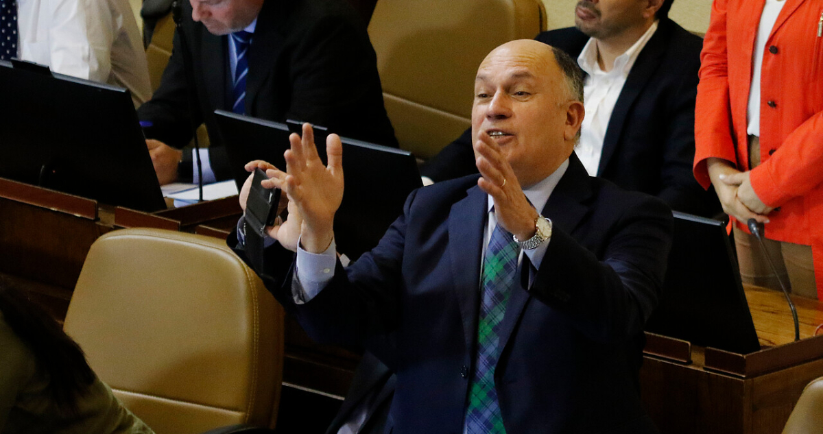 Enviarán a diputado Bobadilla a Comisión de Ética por polémica contratación de asesora