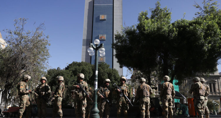 Militares se forman frente a la sede del Gobierno de Bolivia, este miércoles en La Paz