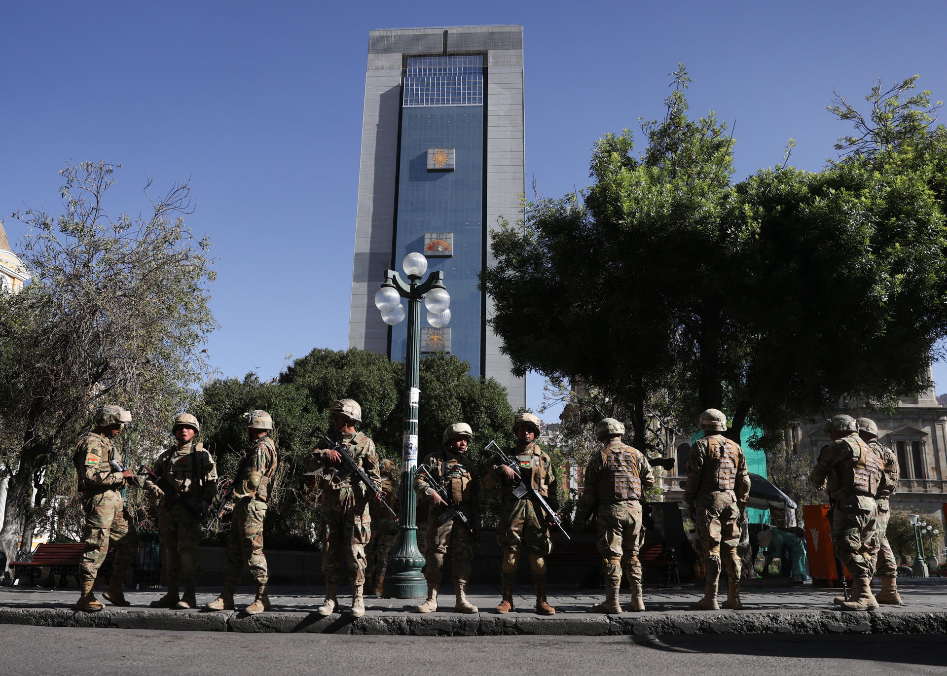 Militares se forman frente a la sede del Gobierno de Bolivia, este miércoles en La Paz