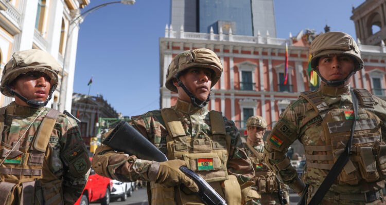 Militares permanecen frente a la sede del Gobierno de Bolivia