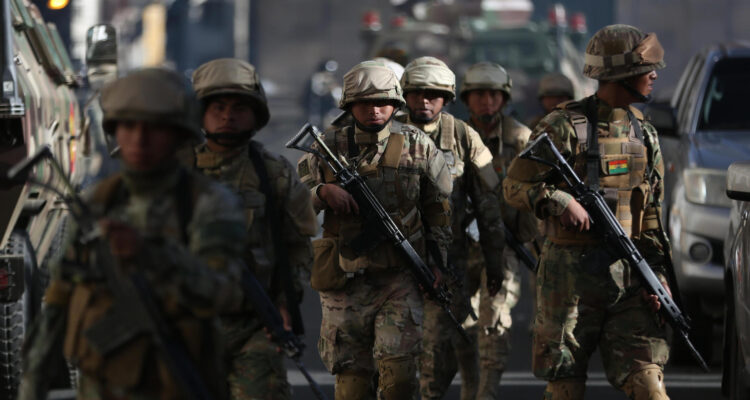 Militares caminan frente a la sede del Gobierno de Bolivia