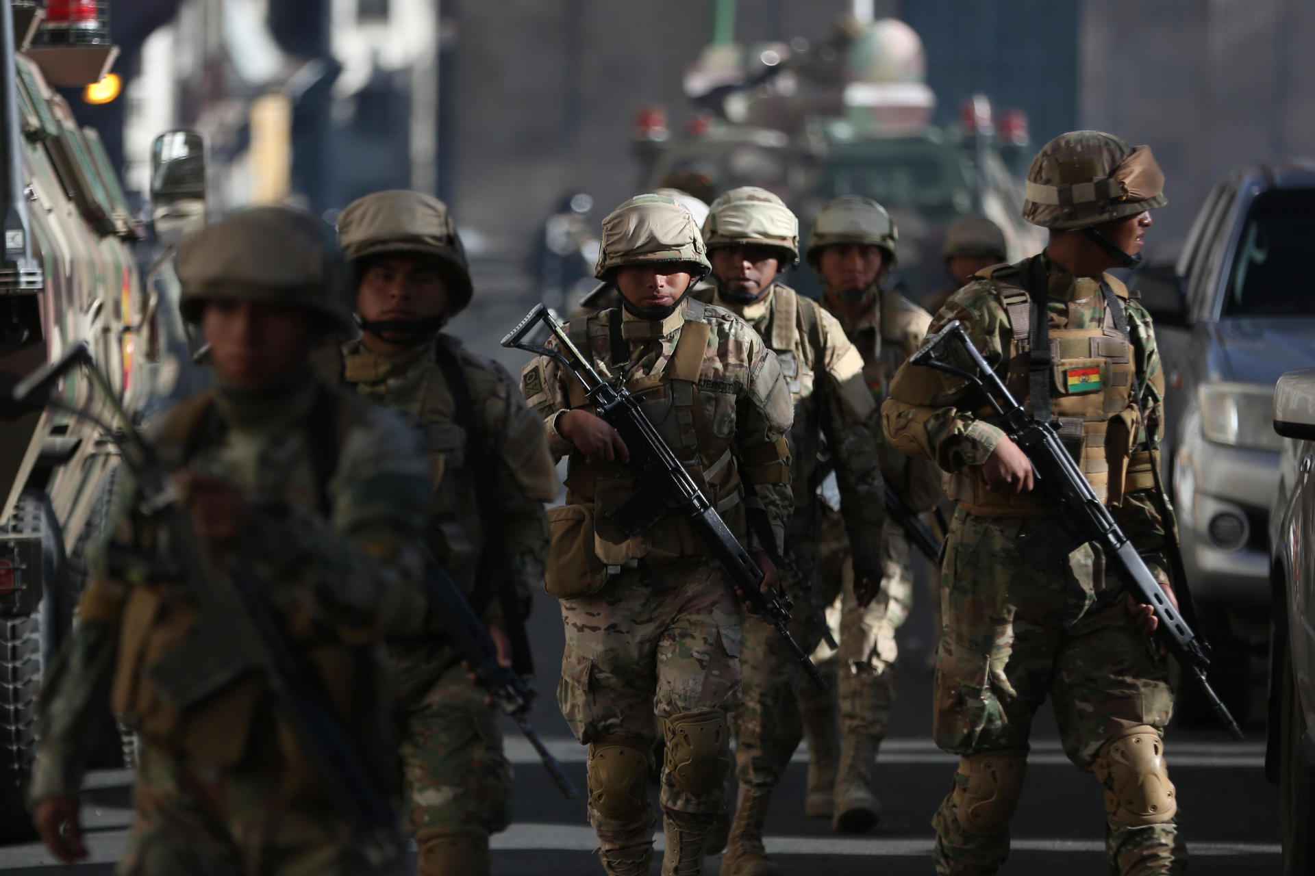 Militares caminan frente a la sede del Gobierno de Bolivia