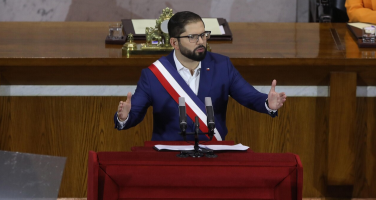 Boric agradece a FFAA control en fronteras y dice que migrantes que violen leyes no son bienvenidos