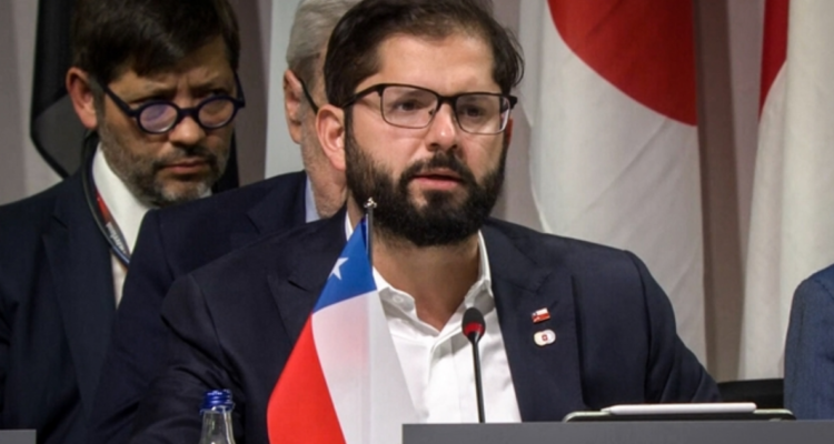 “O lo sacan ellos o lo sacamos nosotros”: Boric zanja situación de base argentina en suelo chileno