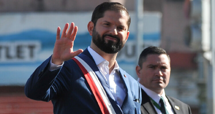 El presidente de la república de Chile, Gabriel Boric Font, durante su retirada del Congreso Nacional de Valparaíso, en marco de la Cuenta Pública Presidencial 2024.