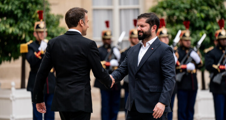 Boric cierra su gira europea con un almuerzo de trabajo con Macron en Paris
