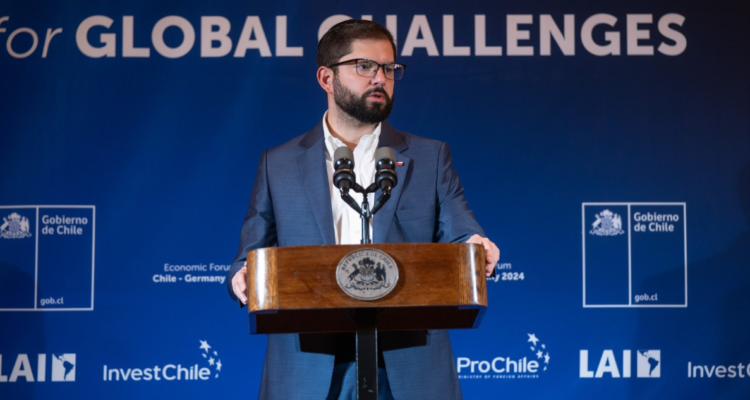 En medio de gira por Europa: presidente Boric pide disculpas a chilenos exiliados en dictadura