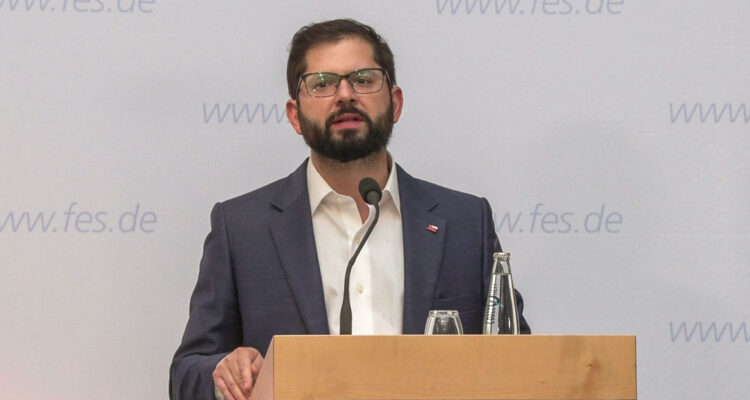 Boric apunta a “malentendido histórico” asegurando que Putin está aliado con la ultraderecha