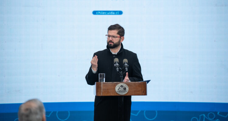 Sistema frontal: Boric lamenta fallecido y asegura que seguirá en contacto desde Europa con ministros