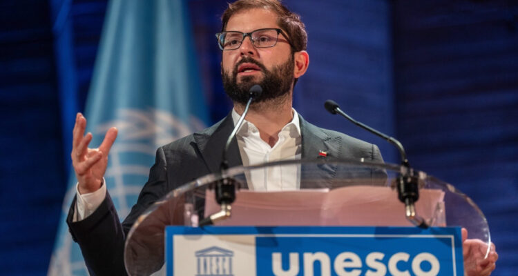 Boric asiste a actividad de Unesco, que alerta gran daño a economía global por niños no escolarizados