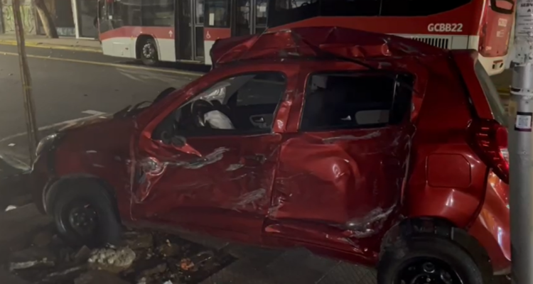 Grave accidente en importante calle capitalina: bus RED colisionó a un vehículo