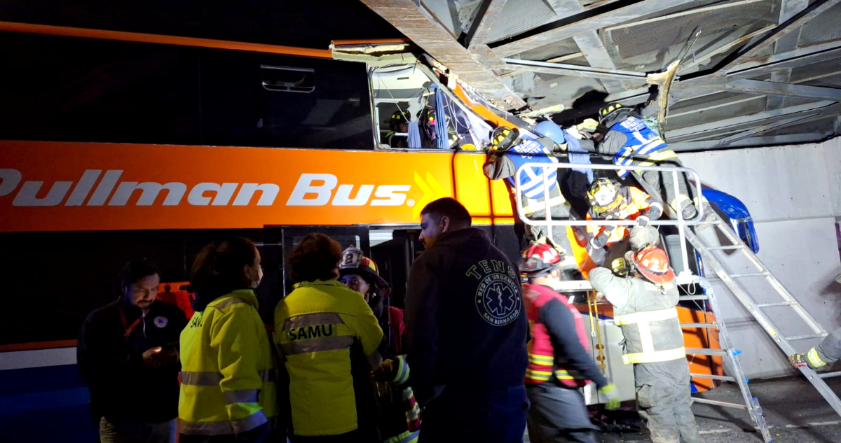 Bus interurbano chocó puente ferroviario en San Bernardo reportan pasajeros atrapados