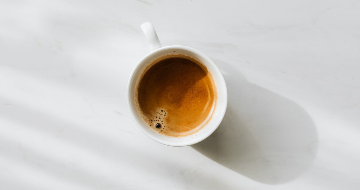 ¿En qué momento de la mañana se debería tomar la primera taza de café?