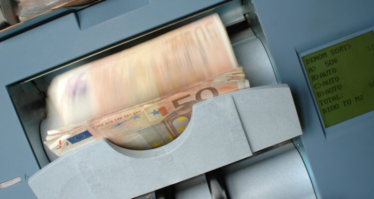 El euro cierra en nivel más bajo de últimas semanas tras giro a la derecha en elecciones de Parlamento